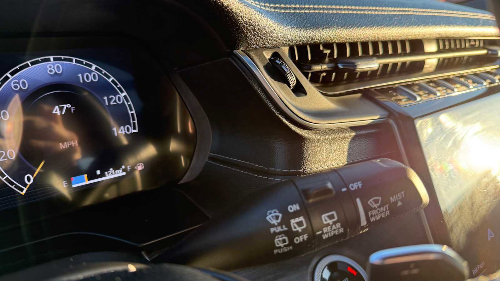 Used 2024 Jeep Grand Cherokee Limited w/ Luxury Tech Group II image 18