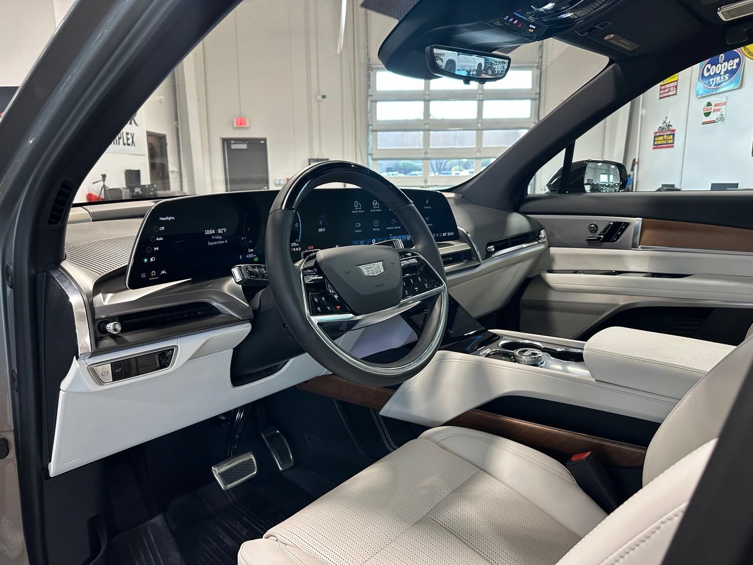 Used 2026 Cadillac Vistiq Luxury AWD/4WD image 16