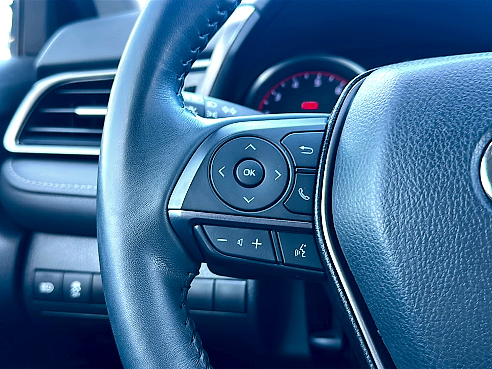 Used 2022 Toyota Camry XSE image 28