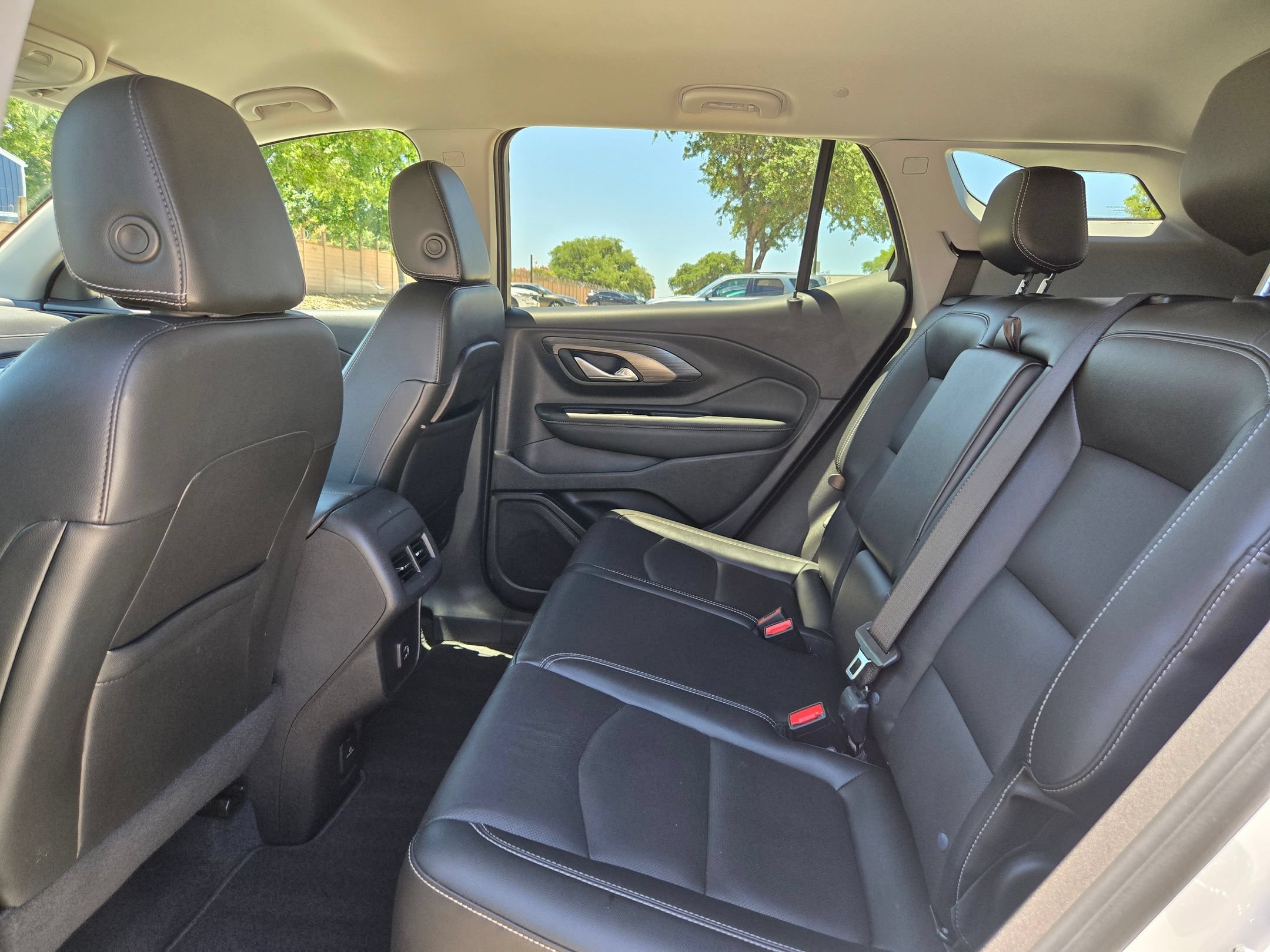 Used 2024 GMC Terrain SLT AWD/4WD image 15