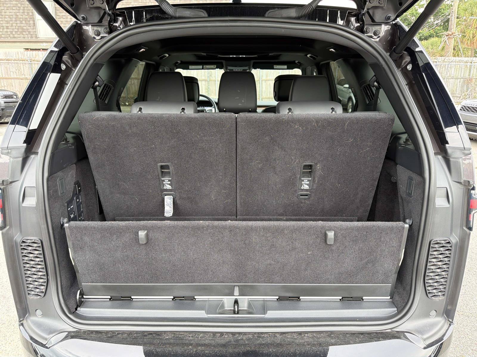 Used 2025 Land Rover Discovery Dynamic SE AWD/4WD image 8