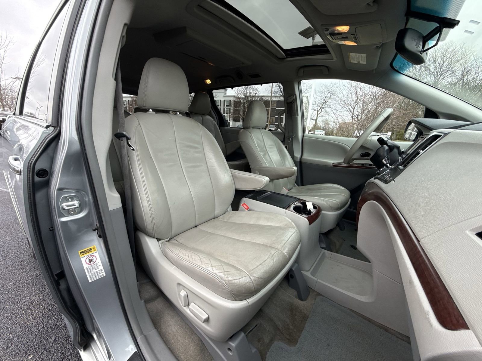Used 2014 Toyota Sienna XLE image 27