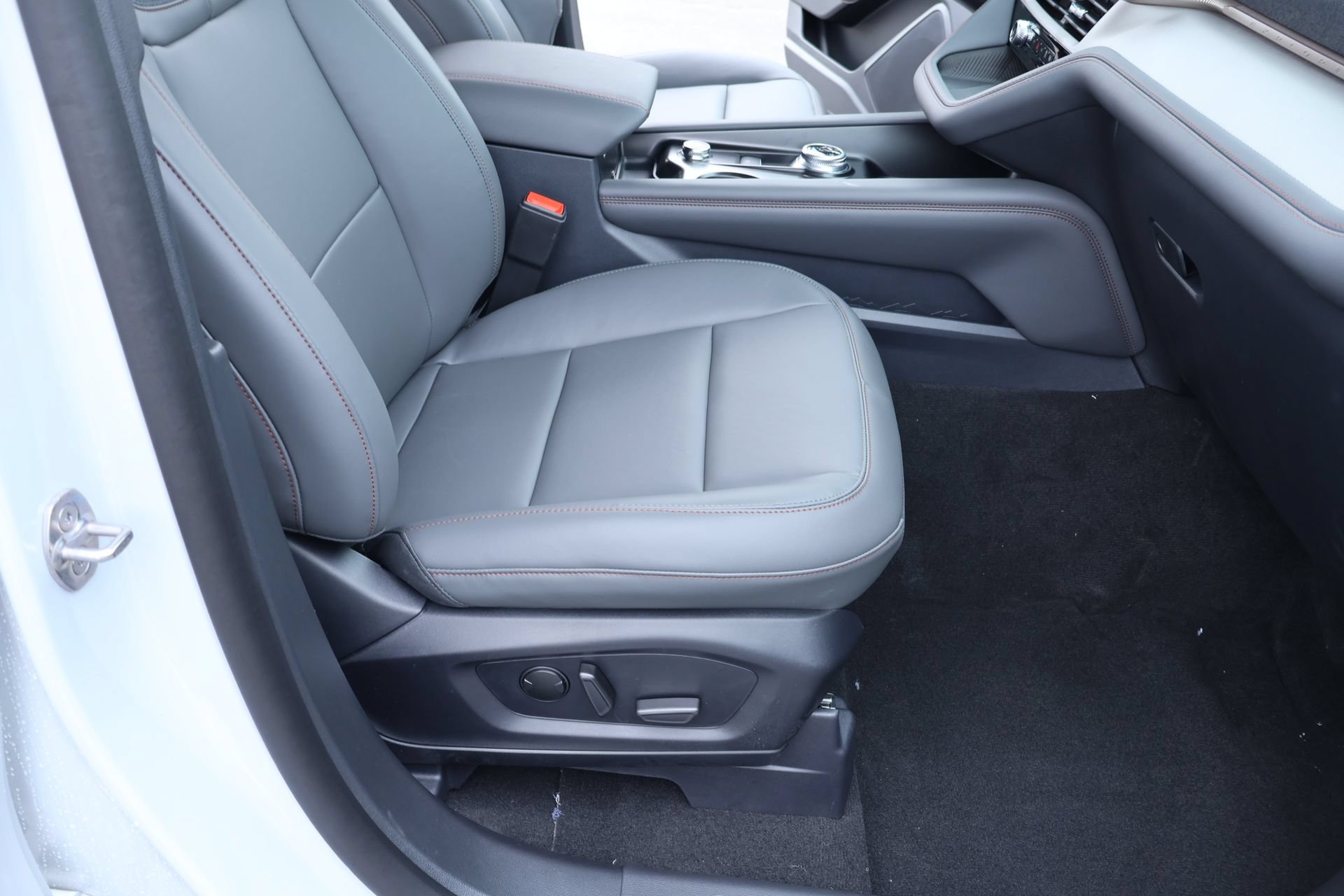 New 2026 Ford Explorer Active w/ Active Comfort Package AWD/4WD image 15