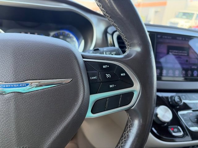 Used 2017 Chrysler Pacifica Touring-L w/ Tire & Wheel Group FWD image 21