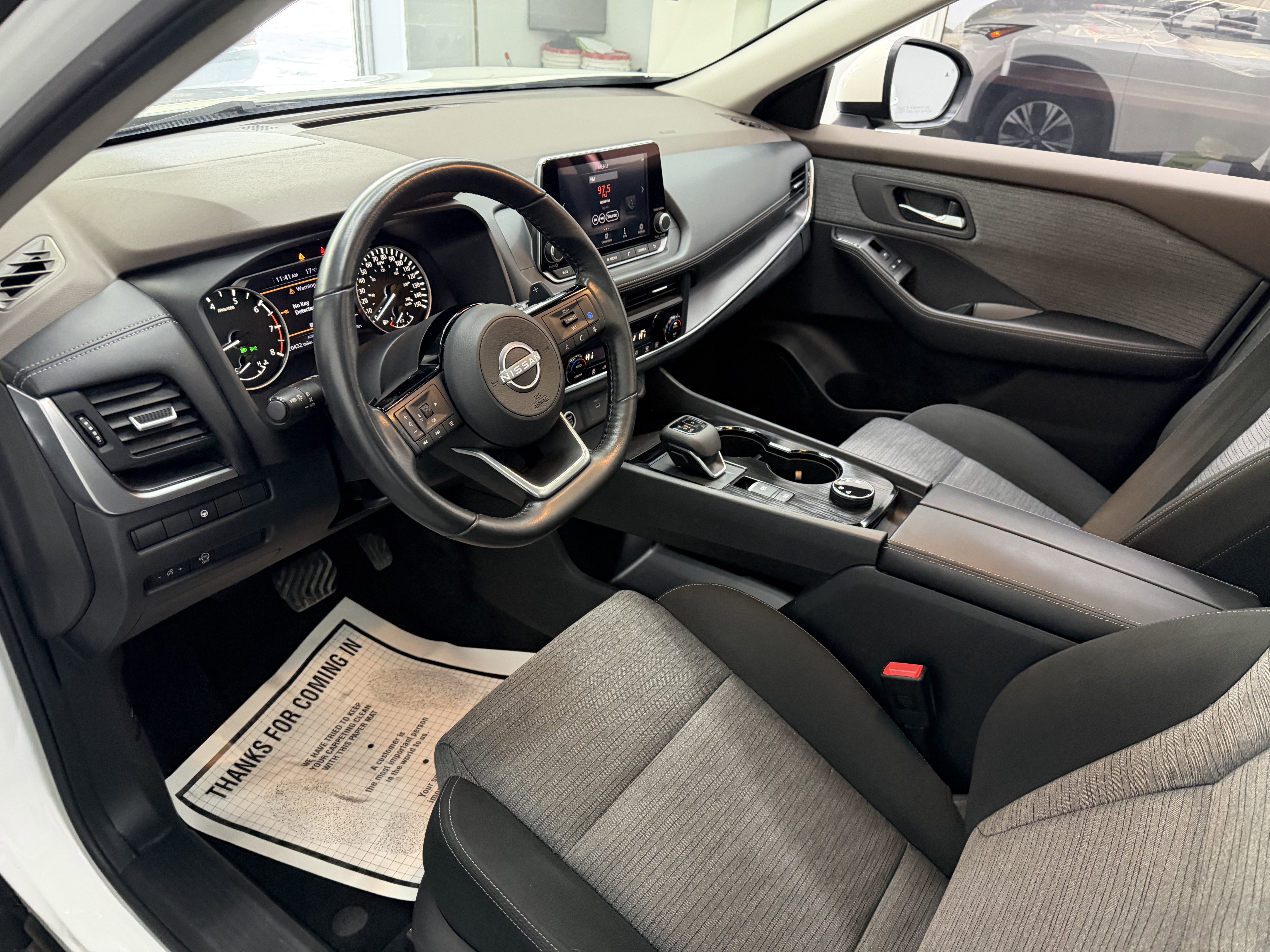 Used 2023 Nissan Rogue SV image 15