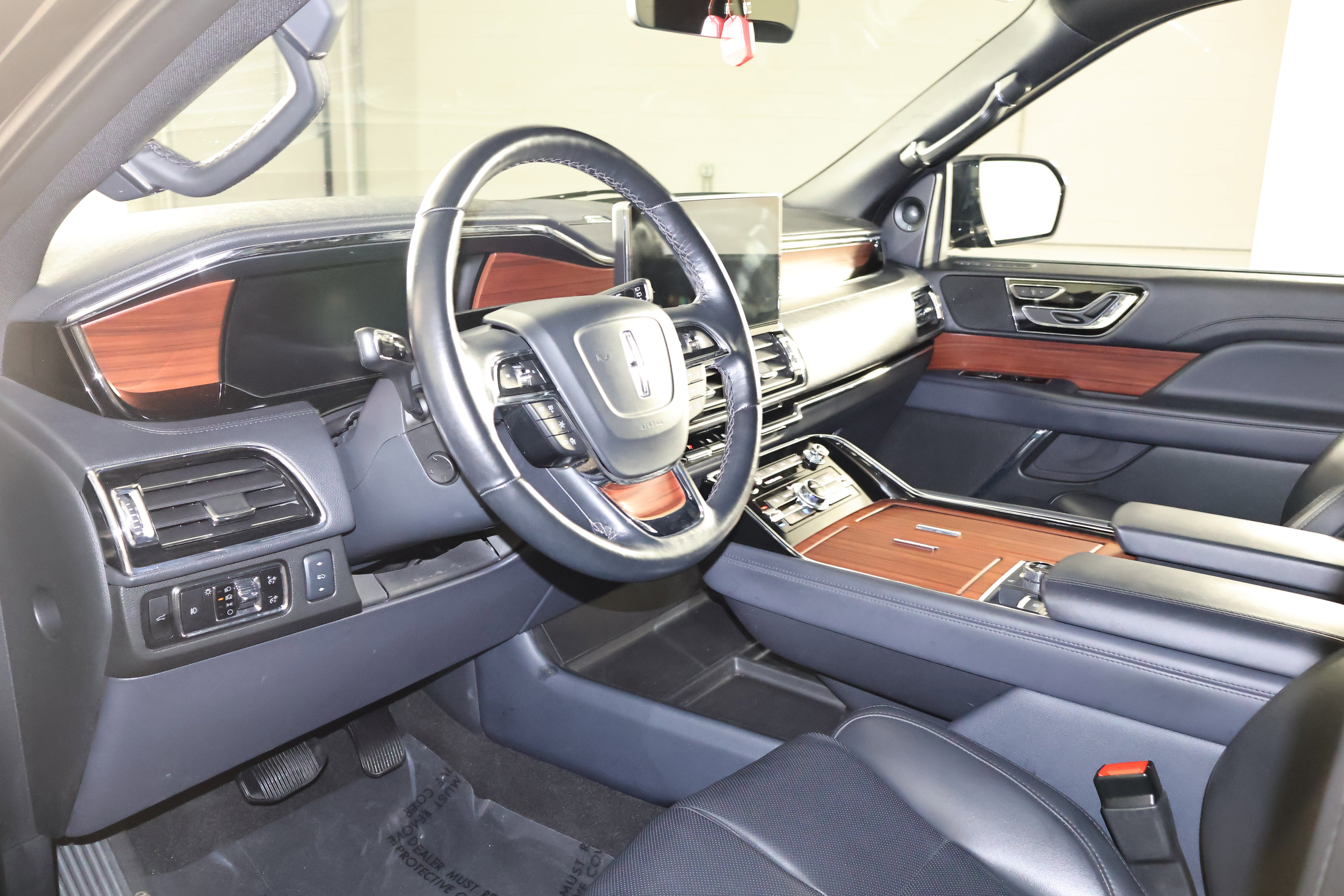 Used 2024 Lincoln Navigator Premiere image 2