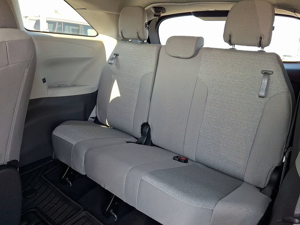 Used 2024 Toyota Sienna LE FWD image 14