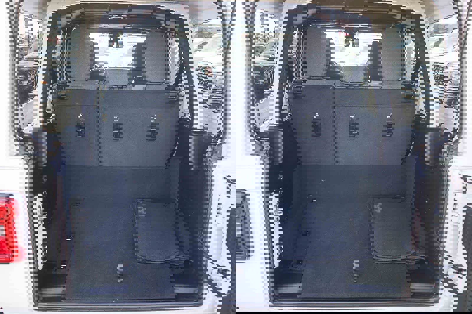 Used 2025 Jeep Wrangler Sahara image 23