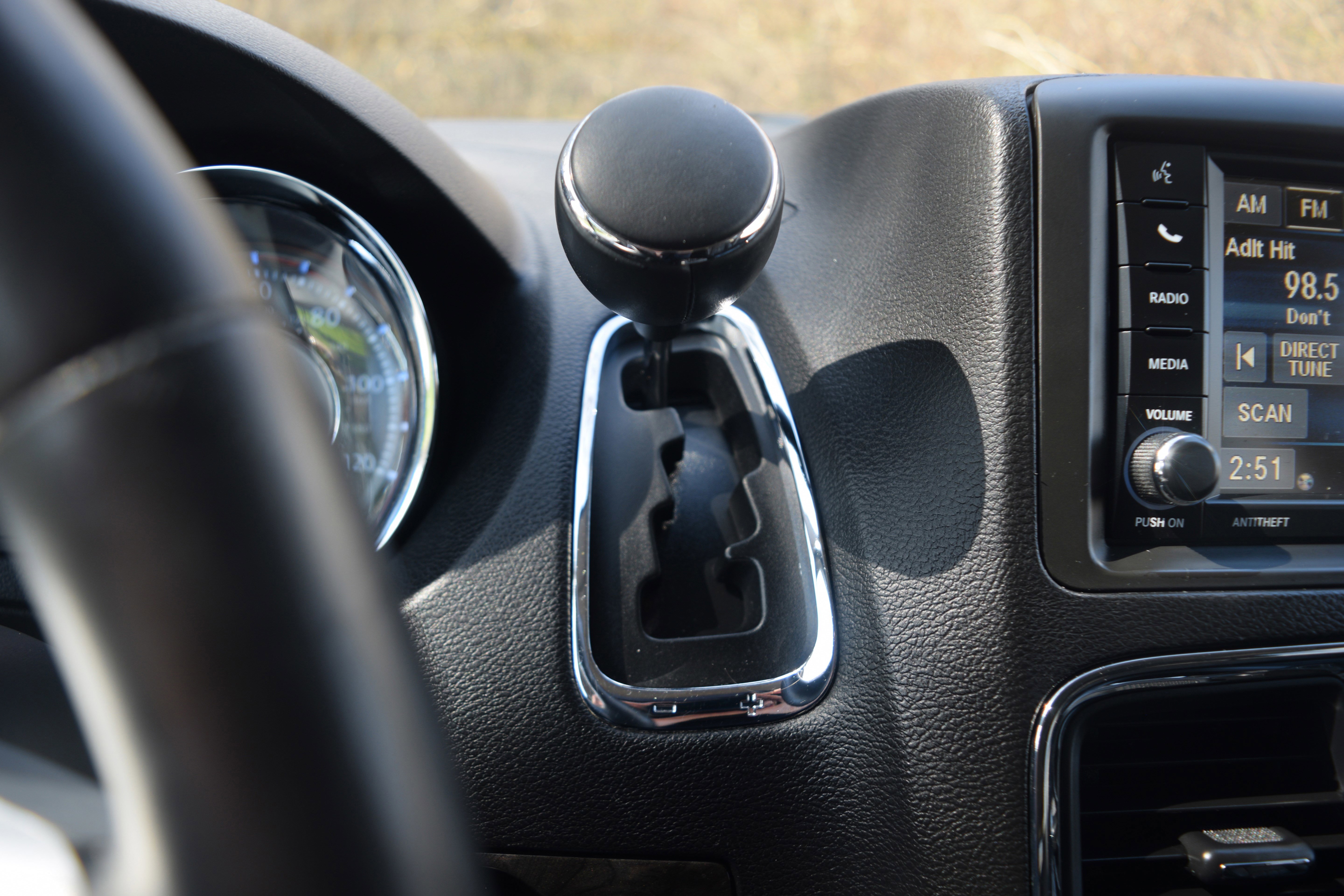 Used 2015 Chrysler Town & Country Touring w/ Driver Convenience Group image 11