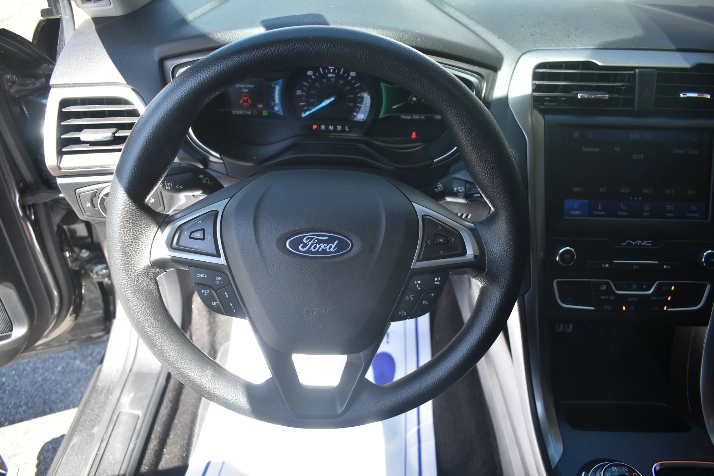 Used 2020 Ford Fusion SE FWD image 11