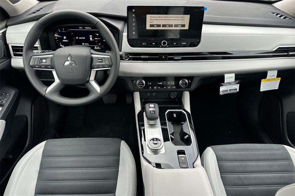 New 2025 Mitsubishi Outlander SE image 13