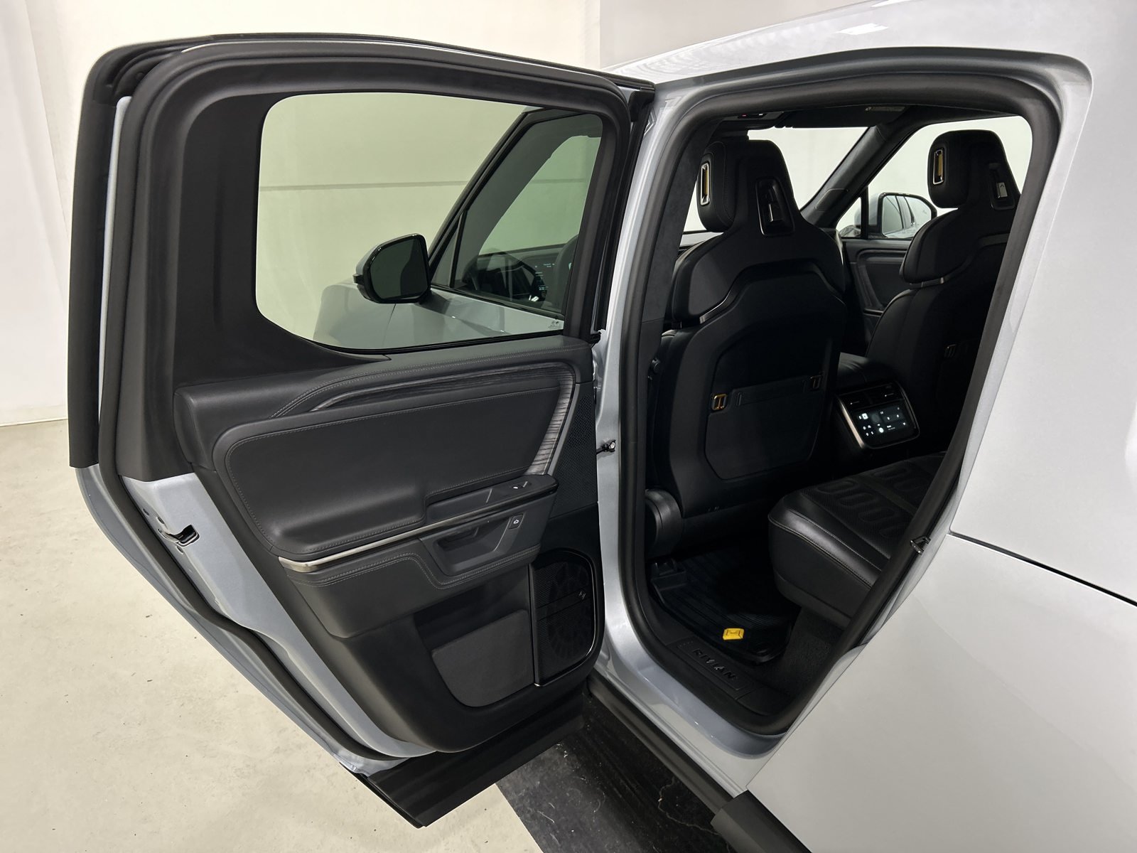 Used 2025 Rivian R1T Adventure Dual AWD/4WD image 17