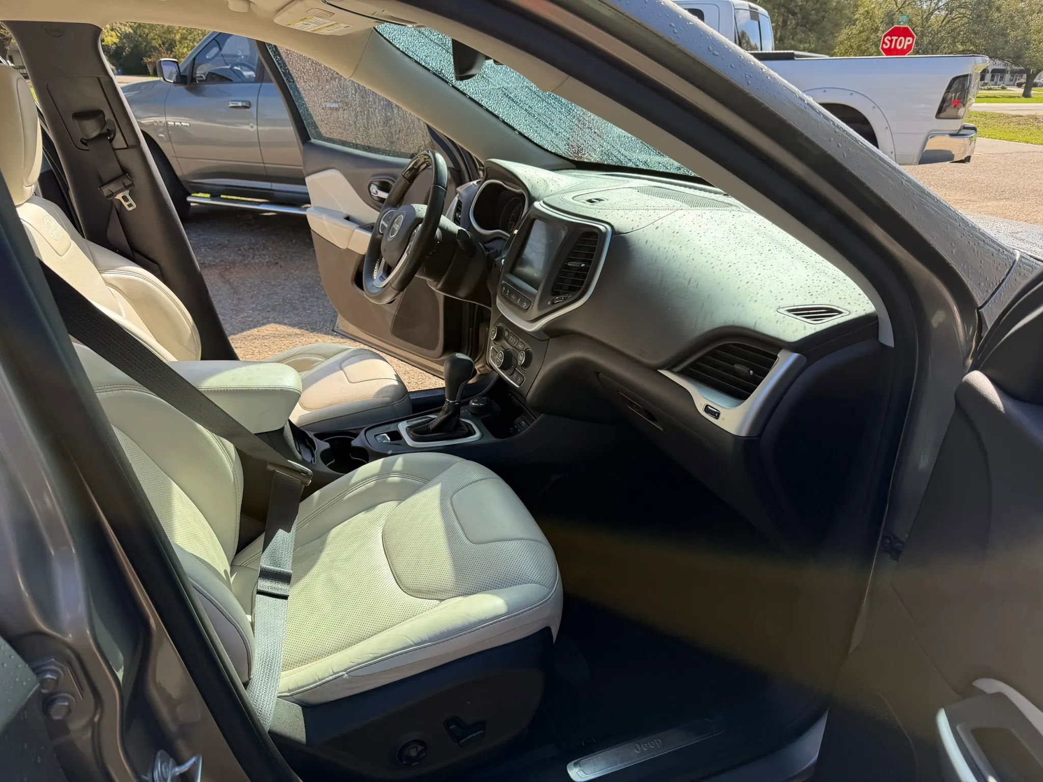 Used 2016 Jeep Cherokee Overland w/ Technology Group image 10