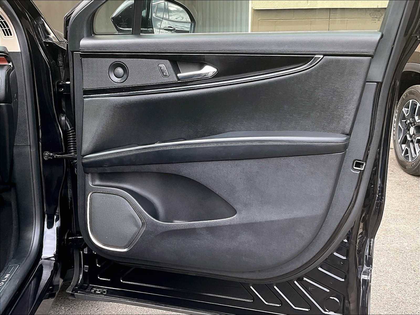 Used 2022 Lincoln Nautilus Reserve image 12