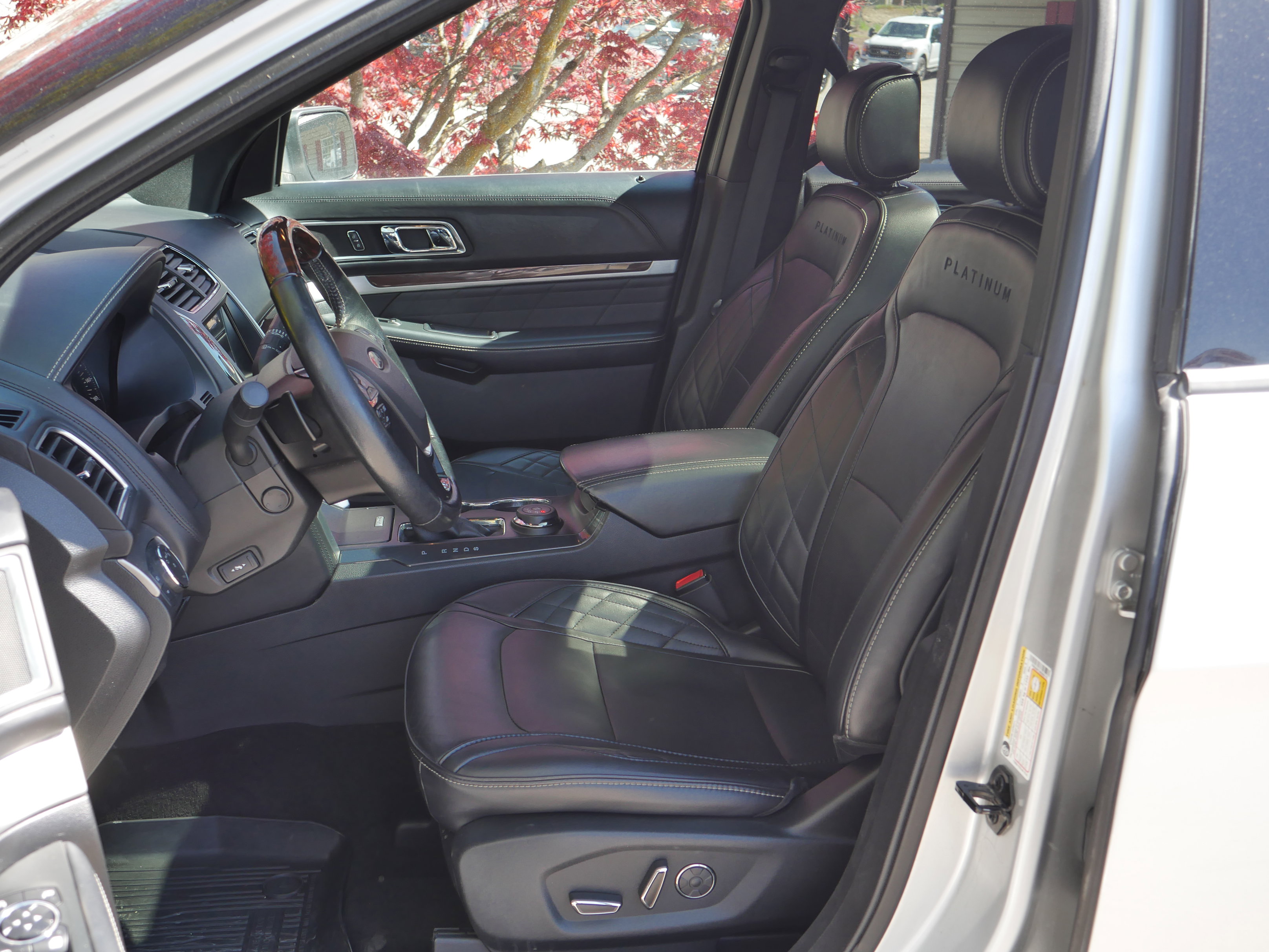 Used 2017 Ford Explorer Platinum AWD/4WD image 3