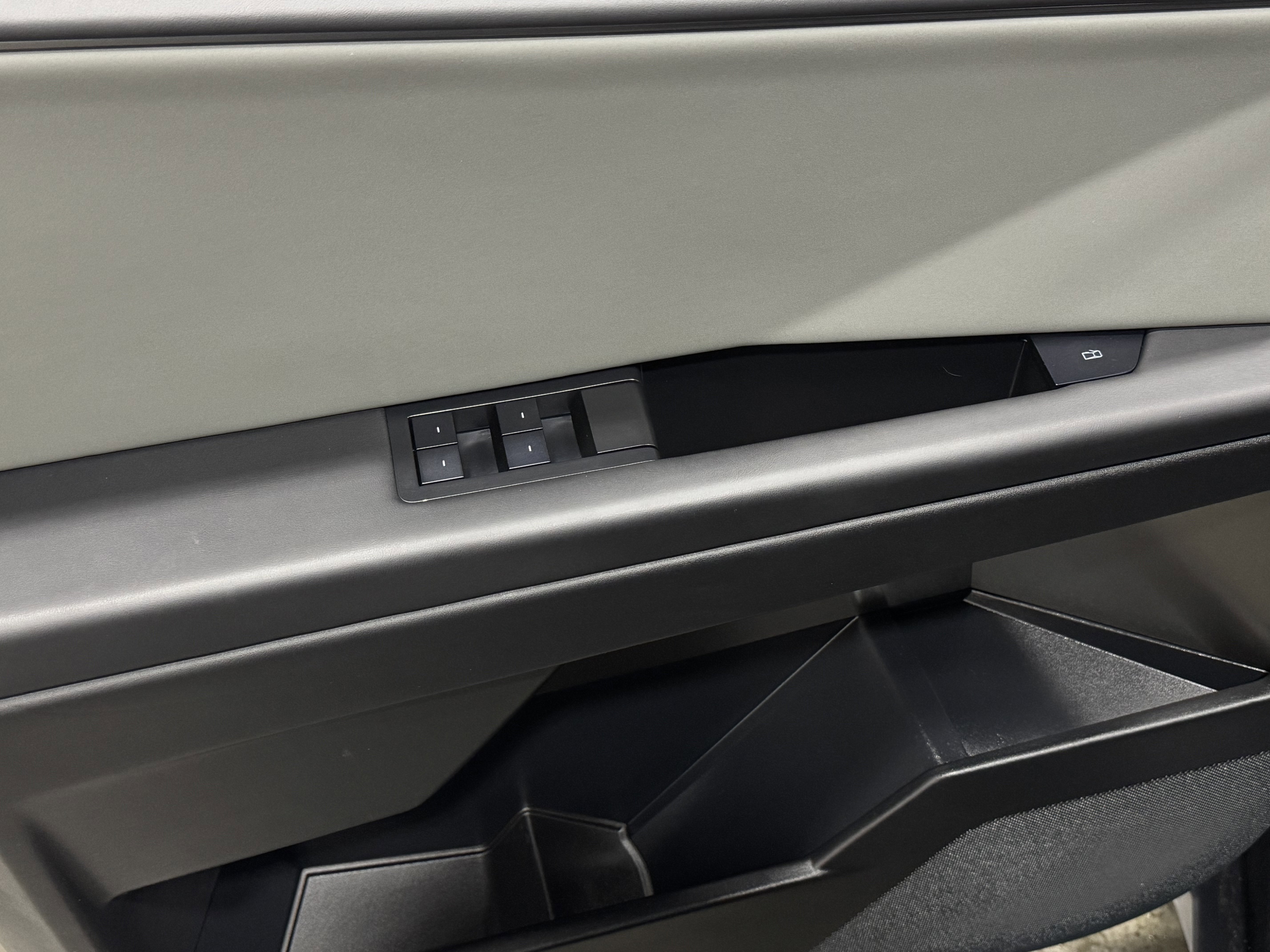 Used 2025 Tesla Cybertruck AWD Crew Cab image 23