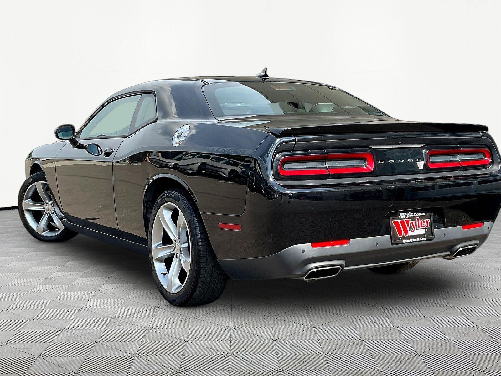 Used 2015 Dodge Challenger SXT w/ Super Sport Group (SS/T) RWD image 4
