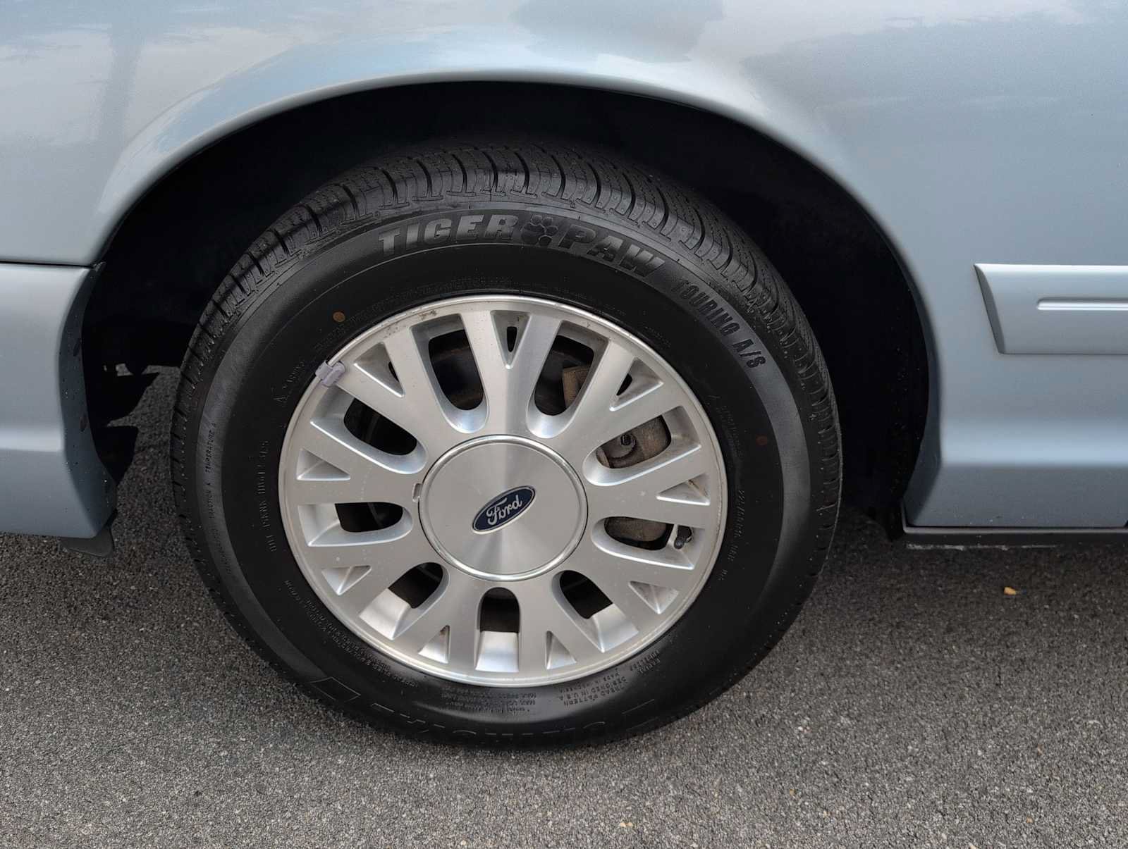 Used 2003 Ford Crown Victoria LX RWD image 14