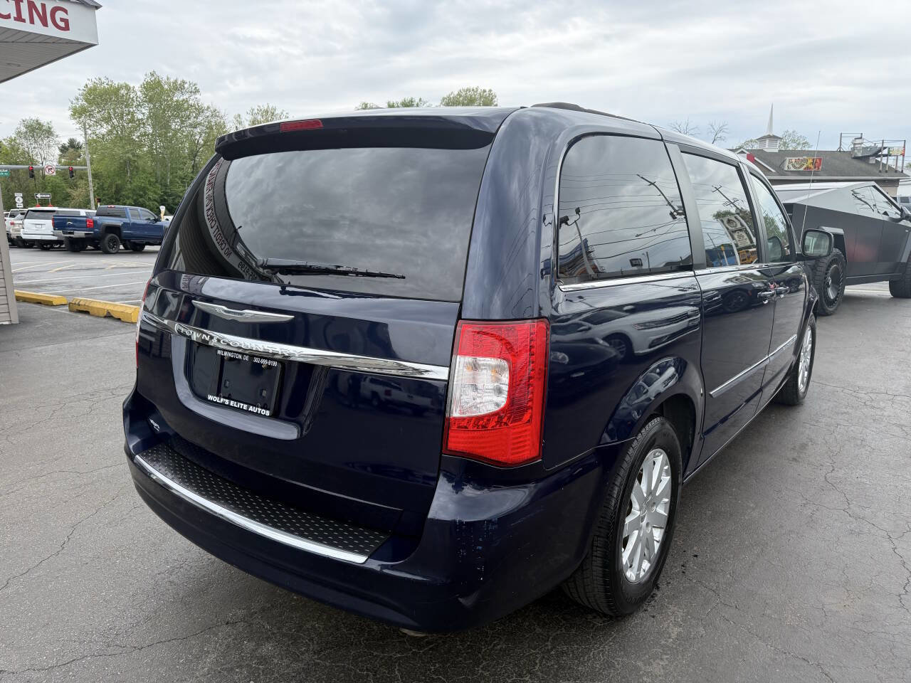 Used 2015 Chrysler Town & Country Touring FWD image 8