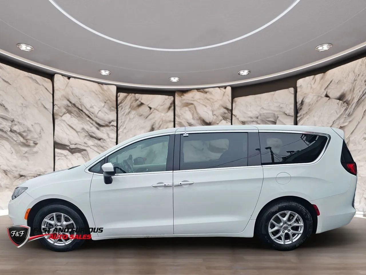 Used 2023 Chrysler Voyager LX FWD image 4