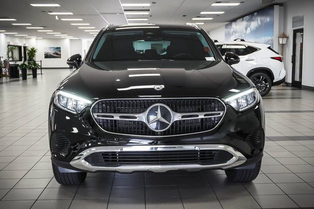 Used 2025 Mercedes-Benz GLC 350e 4MATIC image 4