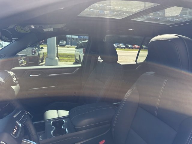 Used 2025 GMC Acadia Elevation w/ Elevation Premium Package image 12