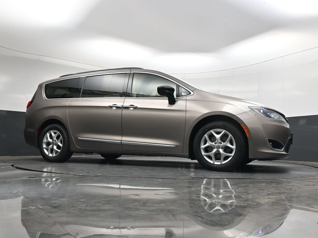 Used 2017 Chrysler Pacifica Touring-L w/ Tire & Wheel Group FWD image 35