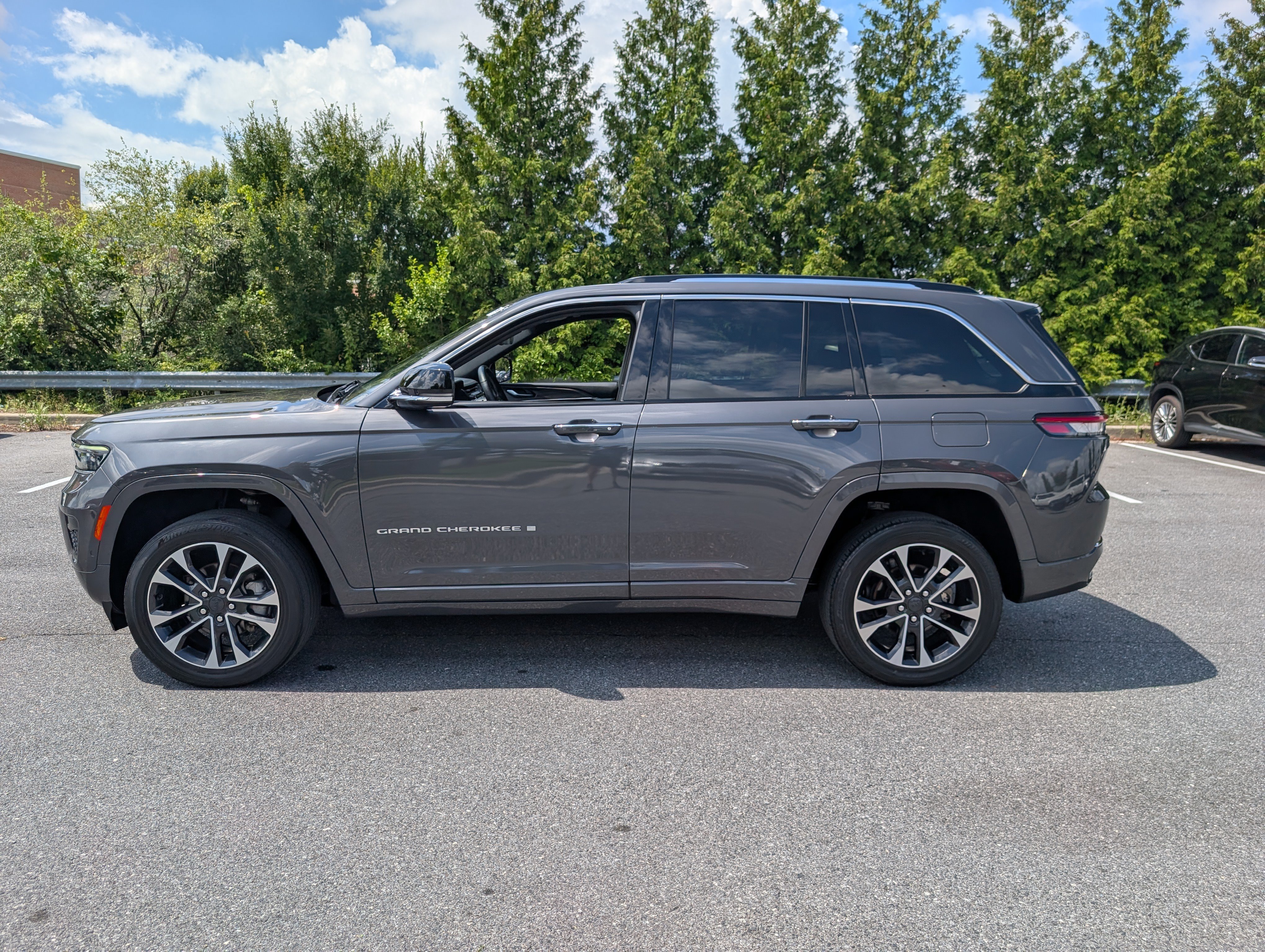 Used 2022 Jeep Grand Cherokee Overland w/ Luxury Tech Group IV AWD/4WD image 6
