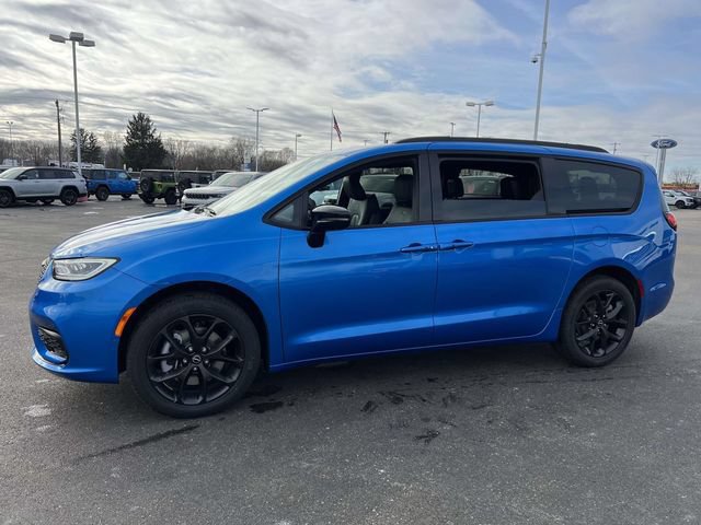 New 2026 Chrysler Pacifica Select w/ S Appearance Package FWD image 3
