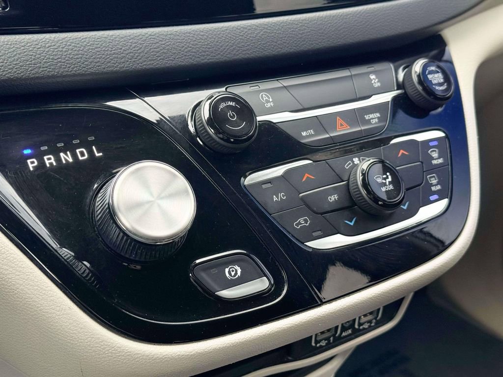 Used 2023 Chrysler Voyager LX image 21