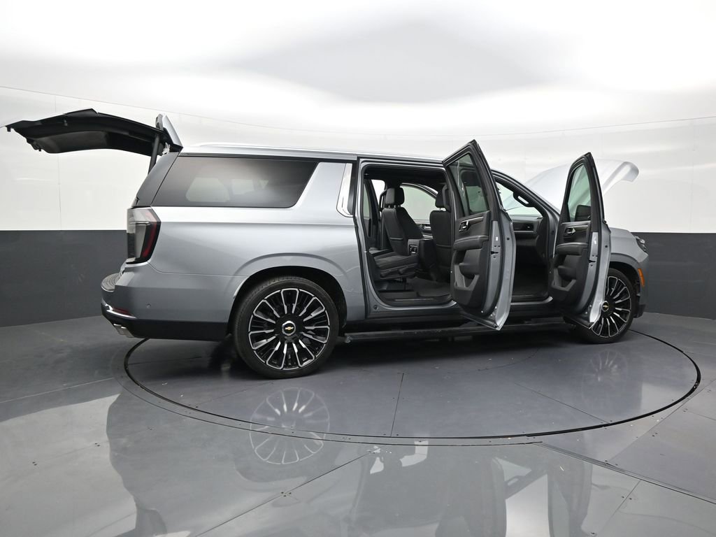 Used 2025 Chevrolet Suburban High Country AWD/4WD image 28