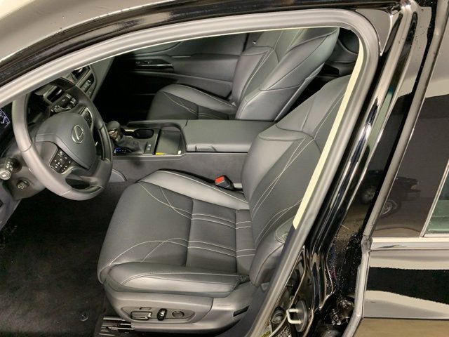 Used 2025 Lexus ES 300h w/ Luxury Package image 32