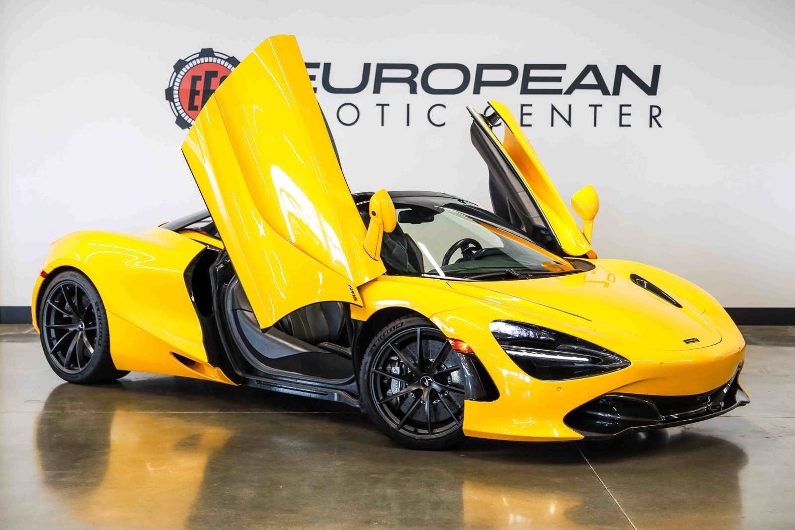 Used 2022 McLaren 720S Performance RWD image 2