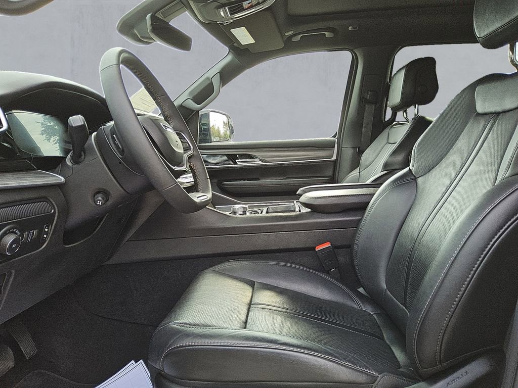 Used 2023 Jeep Wagoneer L Series II w/ Premium Group I image 9