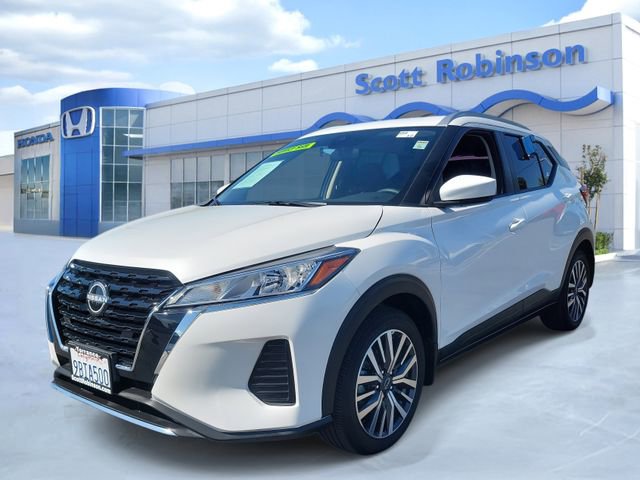 Used 2022 Nissan Kicks SV image 2