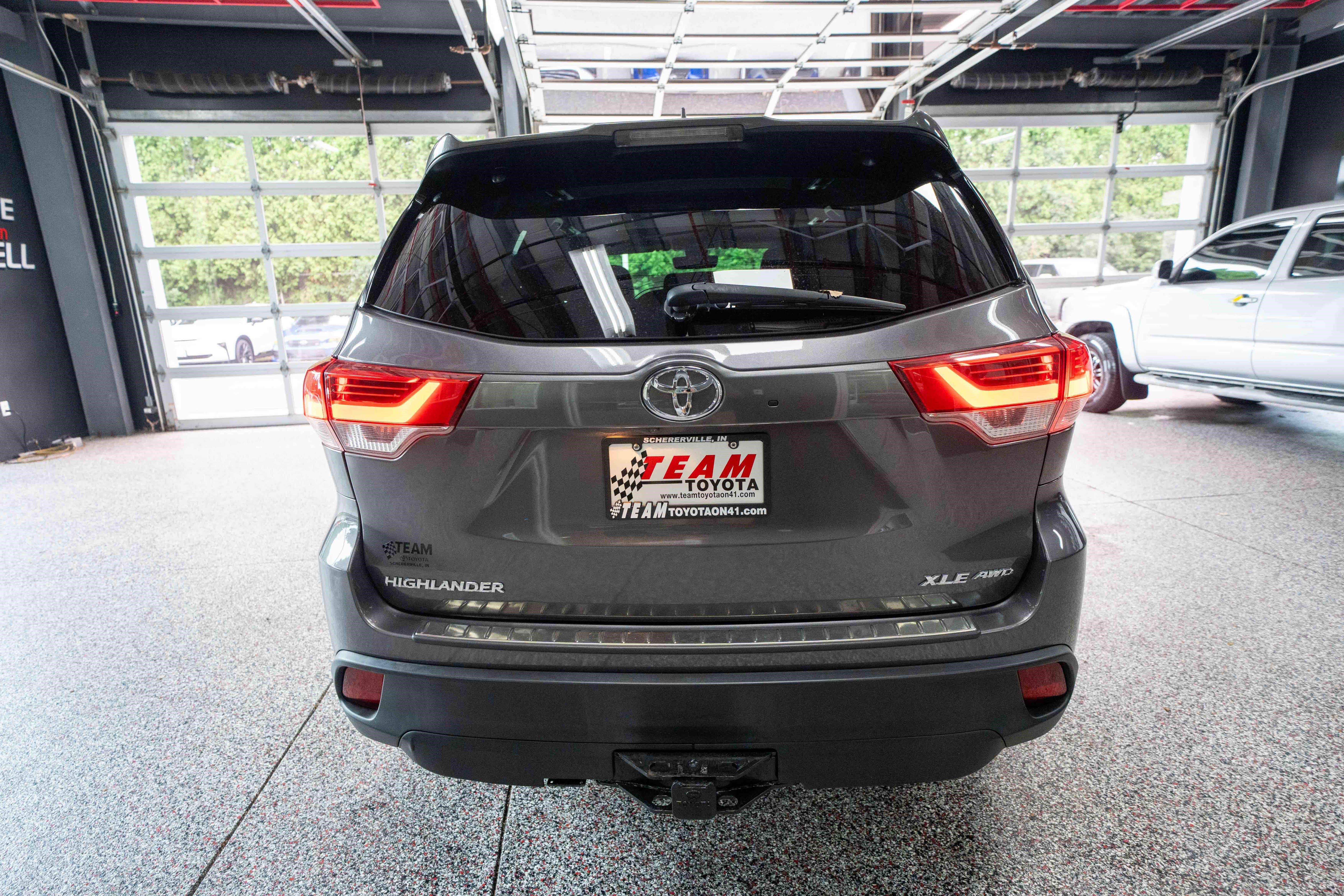 Used 2017 Toyota Highlander XLE AWD/4WD image 3