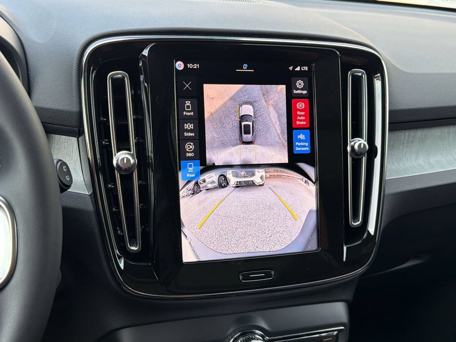 New 2026 Volvo XC40 B5 Ultra w/ Protection Package Premier AWD/4WD image 17