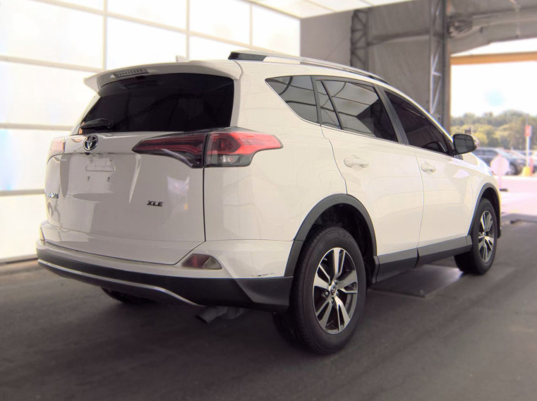 Used 2018 Toyota RAV4 XLE FWD image 2