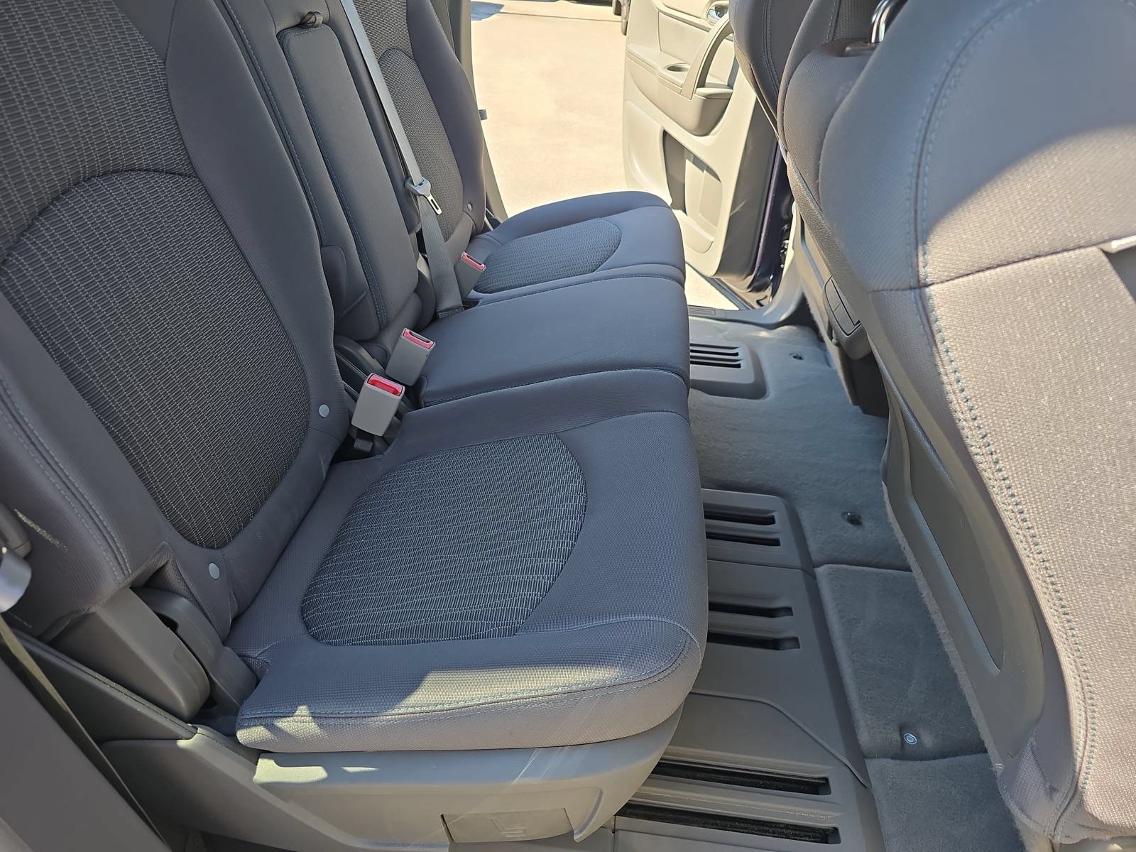 Used 2015 Chevrolet Traverse LS FWD image 11
