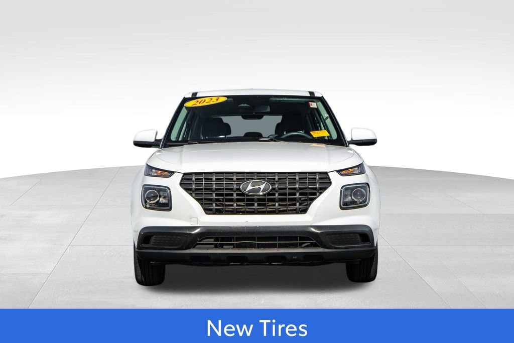 Used 2023 Hyundai Venue SE FWD image 2