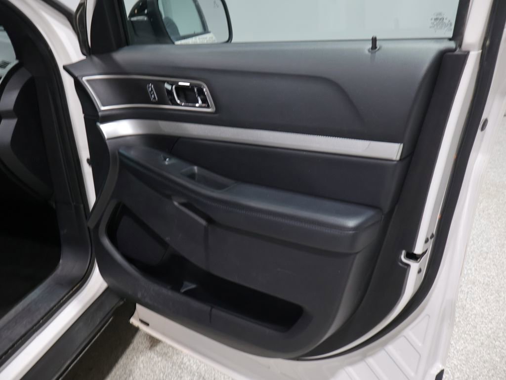 Used 2017 Ford Explorer XLT w/ Equipment Group 202A image 28