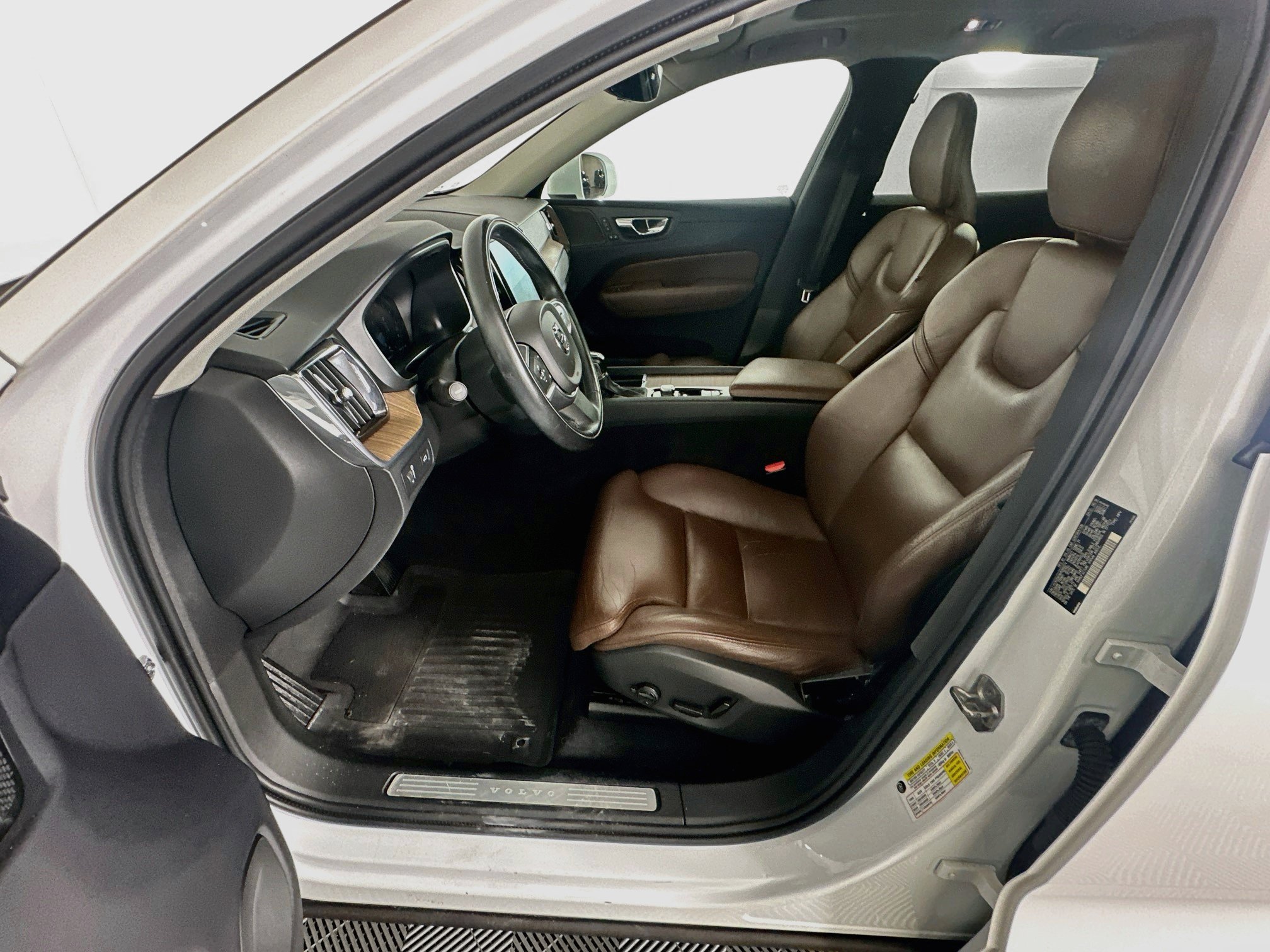 Used 2019 Volvo XC60 T5 Momentum w/ Multimedia Package FWD image 13