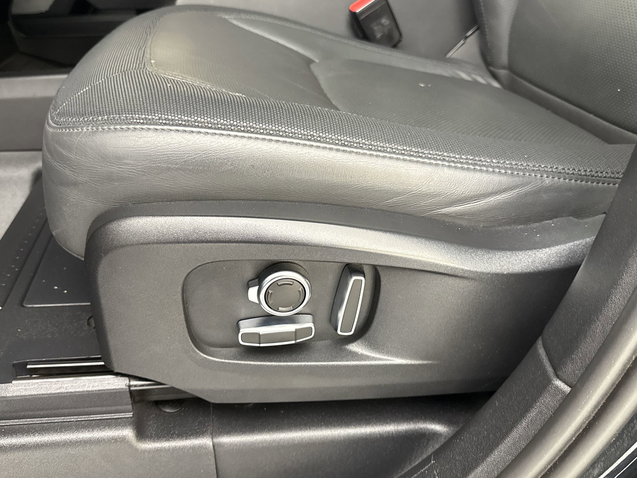 Used 2023 Land Rover Defender 130 X-Dynamic SE image 13