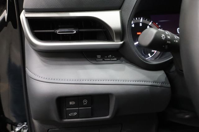 Used 2024 Toyota Highlander LE image 17
