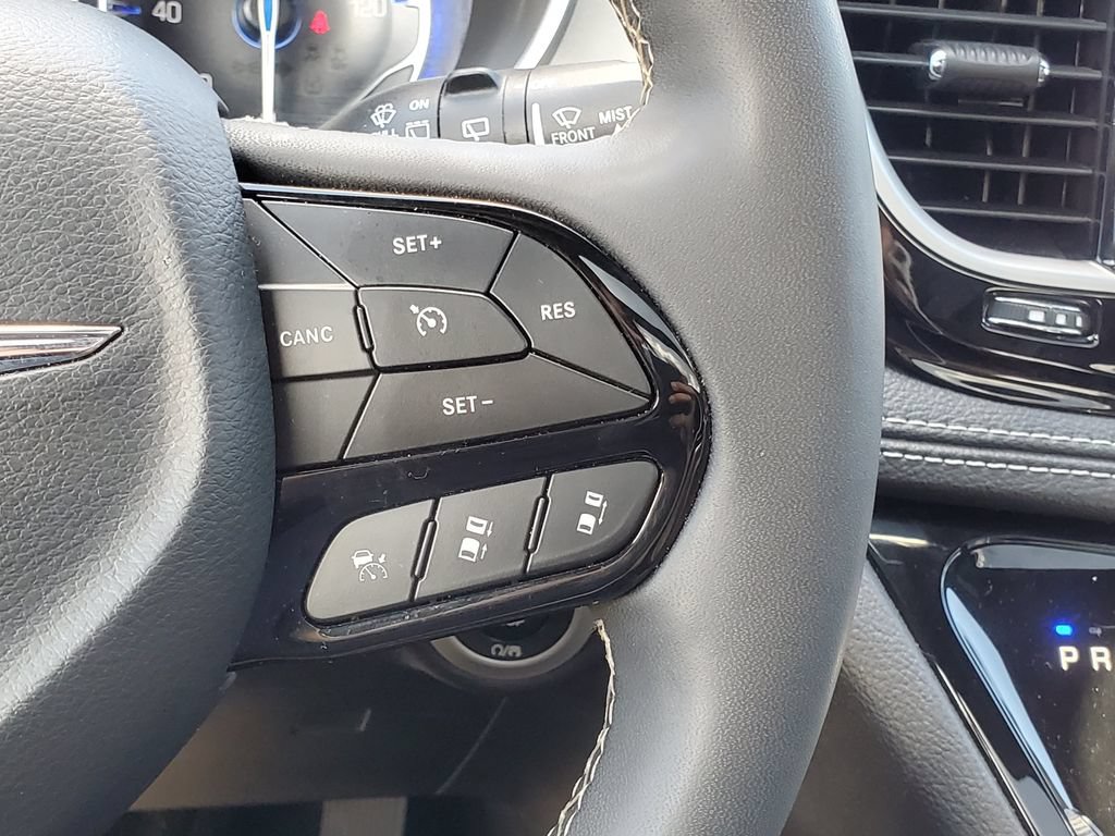 Used 2025 Chrysler Pacifica Limited FWD image 12