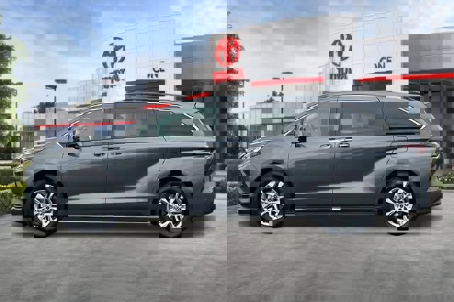 Used 2025 Toyota Sienna XLE w/ XLE Plus Package image 8