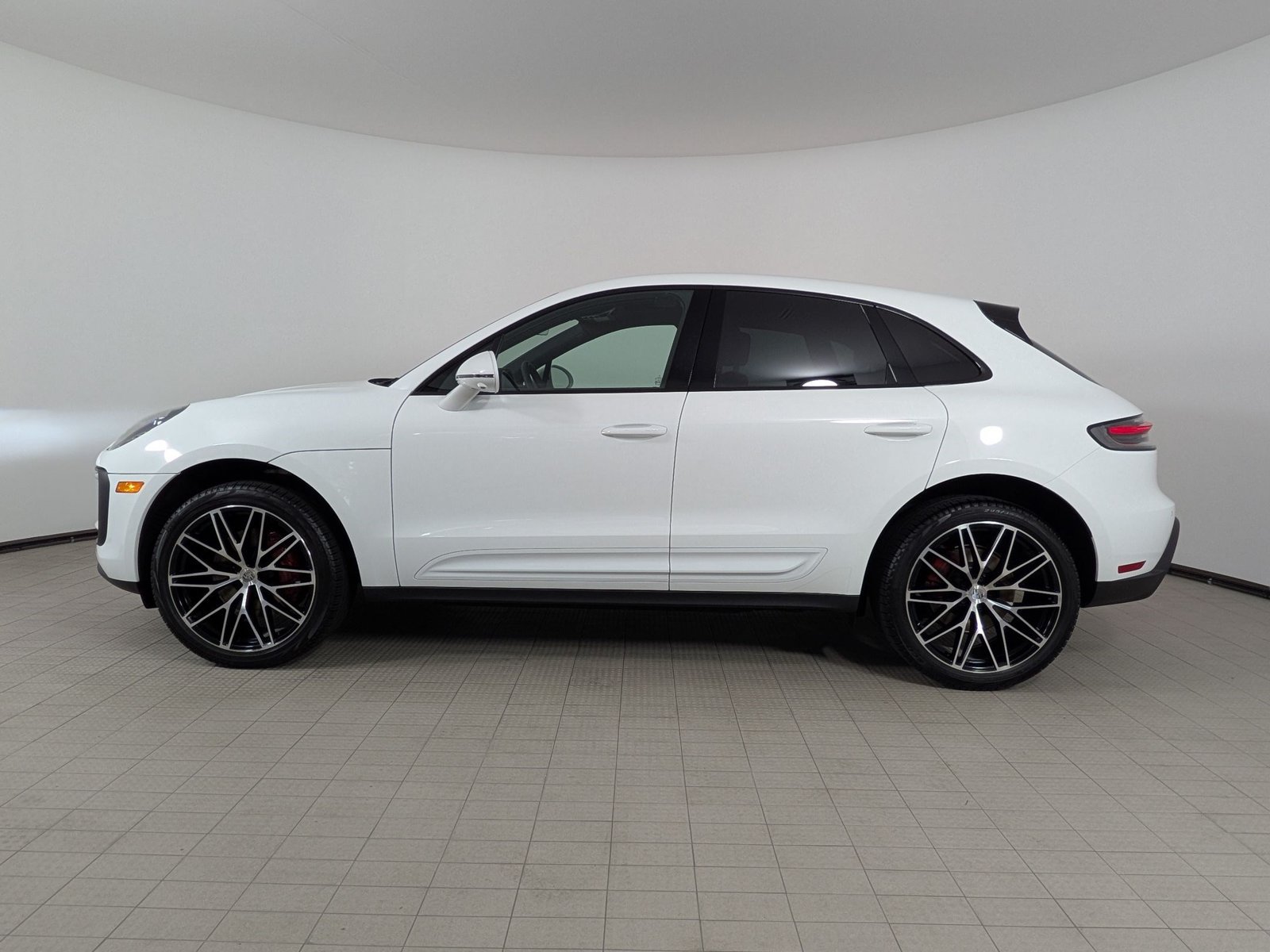 Certified 2025 Porsche Macan S AWD/4WD image 2