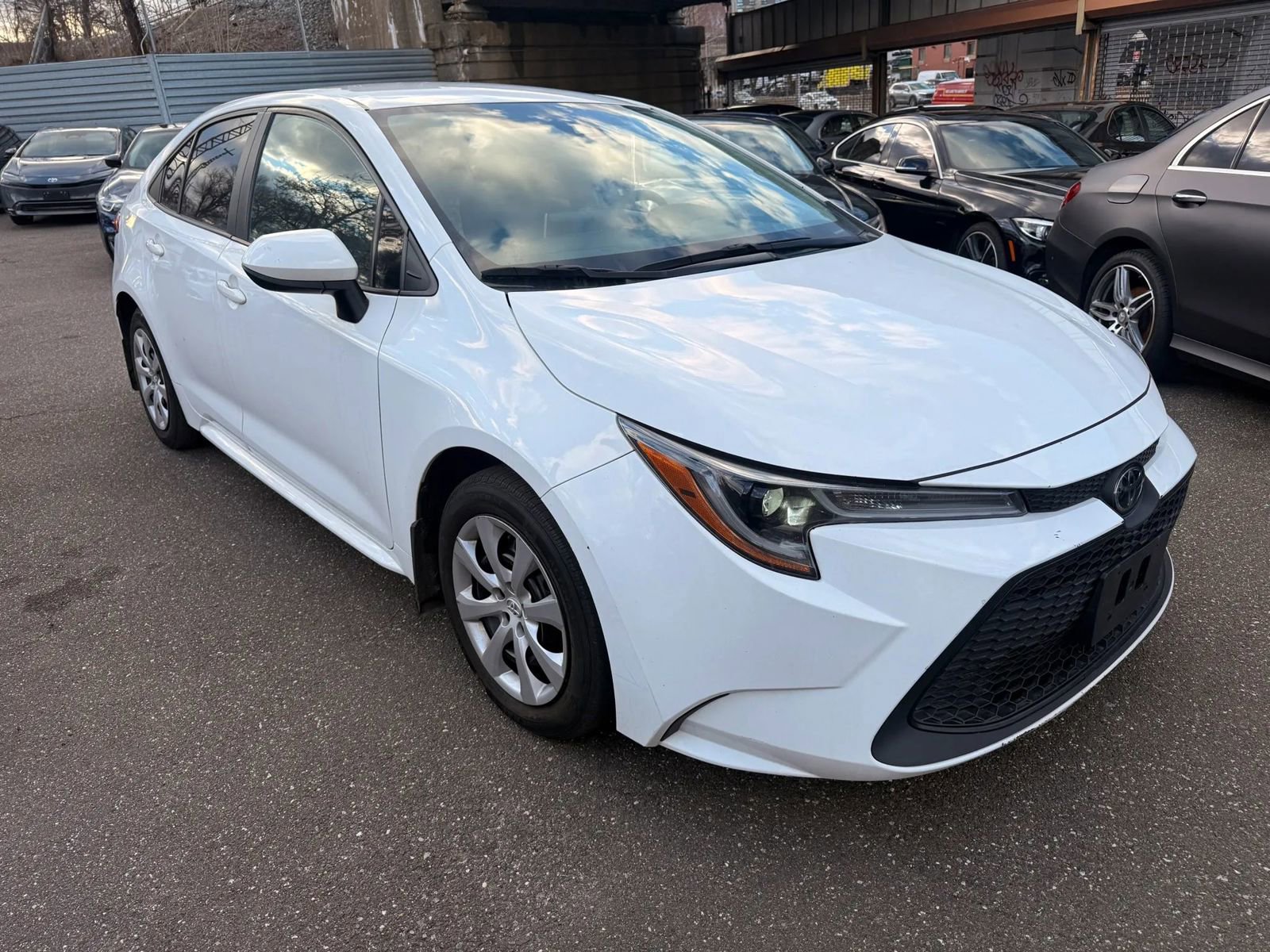 Used 2021 Toyota Corolla LE FWD image 3