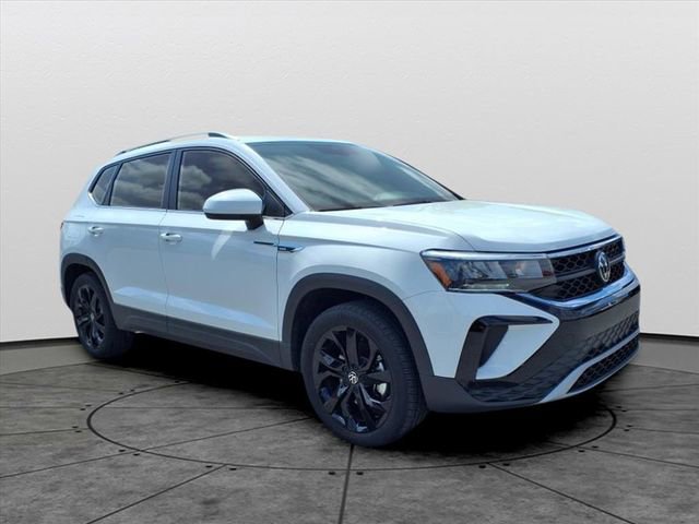 Used 2023 Volkswagen Taos SE w/ Black Wheel Package image 3