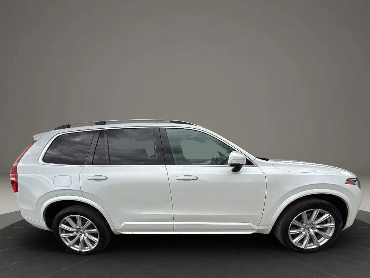 Used 2016 Volvo XC90 T8 Momentum w/ Vision Package image 4